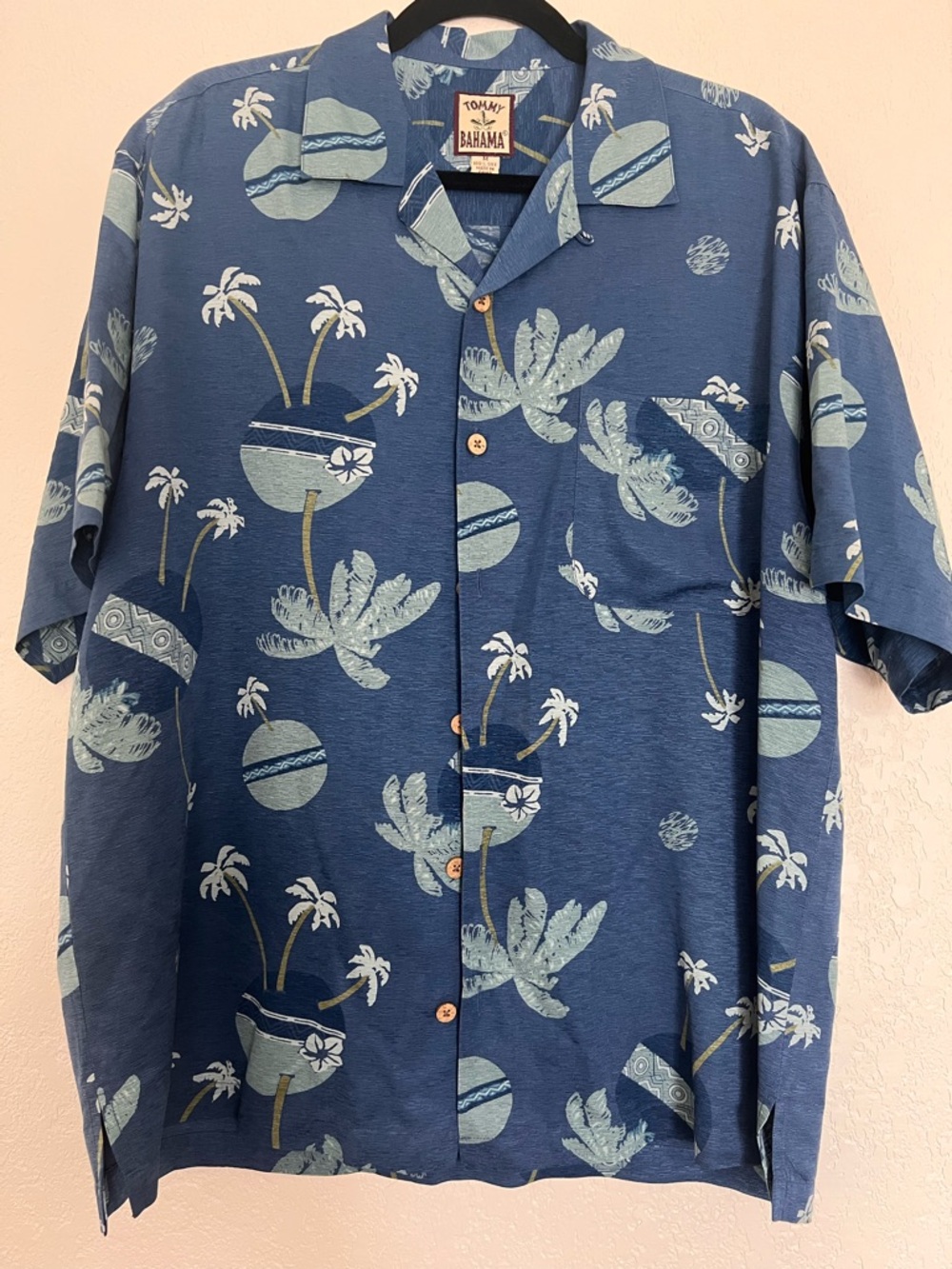 Tommy Bahama 100% Silk Men’s Button Up‎ Shirt